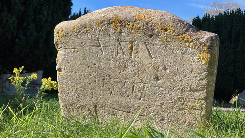 Close-up of Anna Maria Vassa’s gravestone in Chesterton churchyard, showing its weathered inscription.