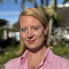 Portrait of Eleanor Stephenson outdoors.